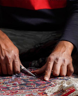 رفو گری قالی در قالیشویی یوسف آباد